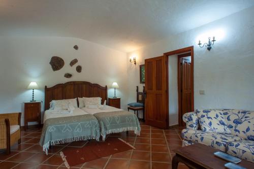 Кровать или кровати в номере Casa-Cueva El Pastor