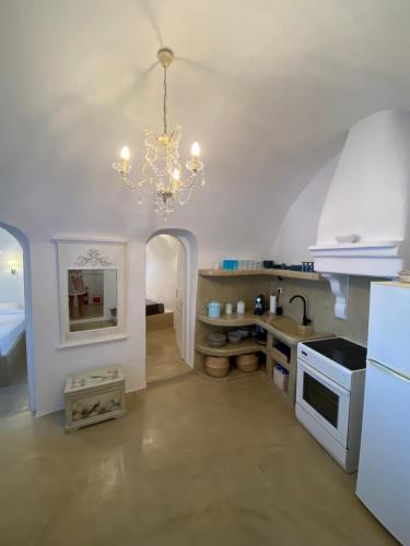 Кухня или мини-кухня в Villa Angels Unique traditional Villa
