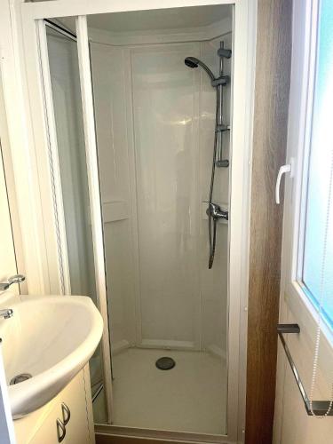 une salle de bain avec douche et lavabo dans l'établissement hakuna matata, à La Ciotat