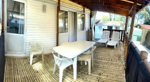 una veranda con tavolo e sedie su una casa di hakuna matata a La Ciotat