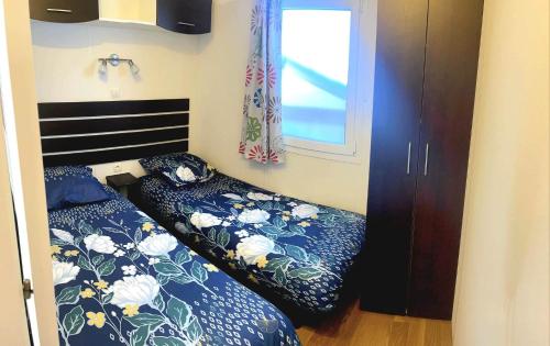 a bedroom with two beds and a window at hakuna matata in La Ciotat