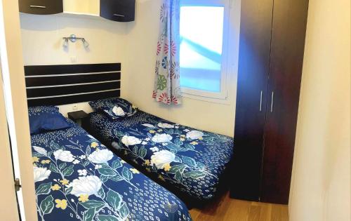 1 dormitorio con 2 camas y ventana en hakuna matata en La Ciotat