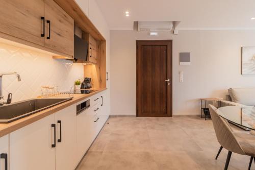 Η κουζίνα ή μικρή κουζίνα στο Melena Premium Suites