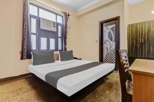 Cama ou camas em um quarto em OYO Flagship 84744 Sk Guest House