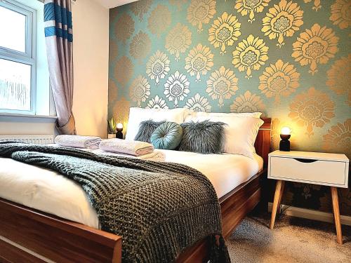 Postel nebo postele na pokoji v ubytování 3-Bedroom Home with Pool Table, Garden, Balcony & Parking - Leicester