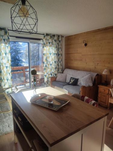 un salon avec une table et un canapé dans l'établissement Studio 4-6 couchages.pied des pistes.Résidence Montana1, à Les Deux Alpes