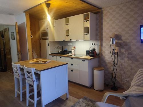 a kitchen with white cabinets and a counter top at Studio 4-6 couchages.pied des pistes.Résidence Montana1 in Les Deux Alpes