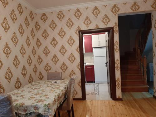 Habitación con cama en habitación con cocina en My sweet home in Ramana en Bakú