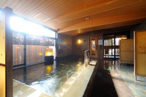 einen Pool mit Wasser in der Mitte eines Raumes in der Unterkunft Dormy Inn Sendai Station Natural Hot Springs in Sendai