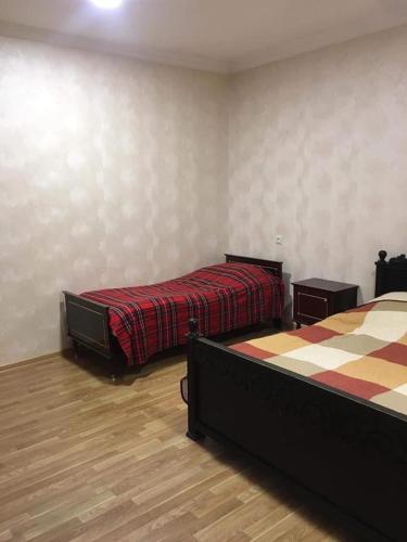 Habitación con 2 camas en una habitación en Gochi Home, en Borjomi