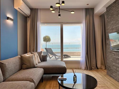 テッサロニキにある#Oddity seafront apartmentsのリビングルーム(ソファ付)が備わり、海の景色を望めます。