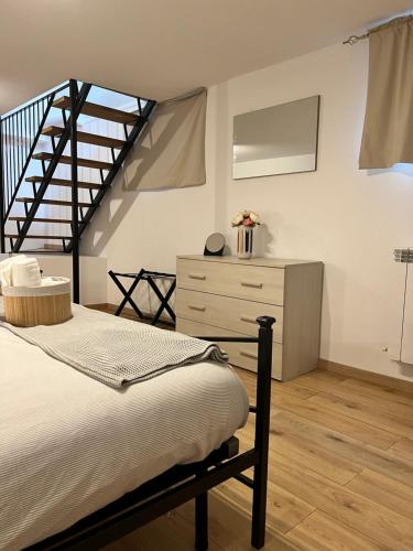 1 dormitorio con 1 cama y escalera en 85 mjka house free parking, en Albese Con Cassano
