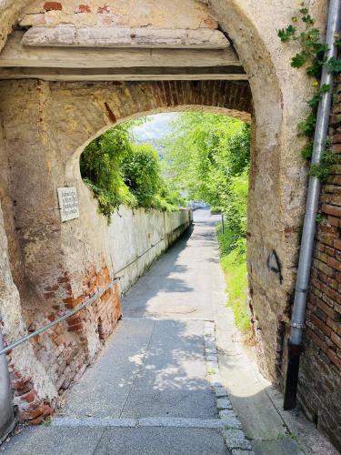 an archway in a brick wall next to a street at Ferienwohnung Auszeit in Niederviehbach