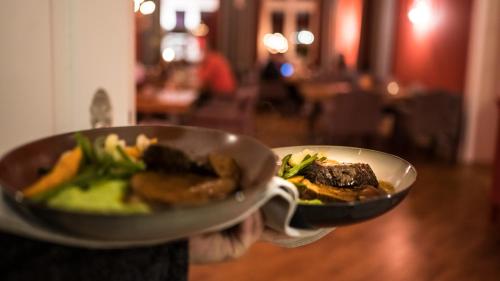 Makanan di atau berdekatan hotel