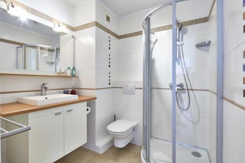 une salle de bain avec une douche, des toilettes et un lavabo dans l'établissement Cannes centre-Palais-200m des plages, à Cannes