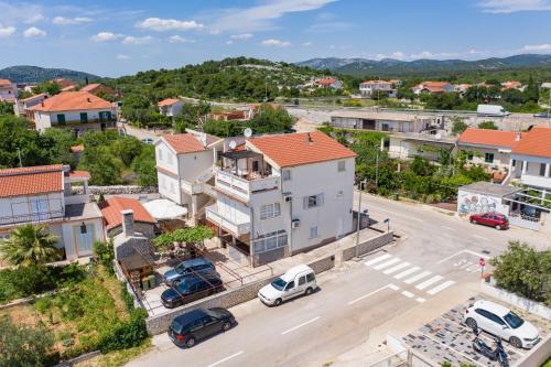 Apartments with a parking space Pirovac, Sibenik - 21008