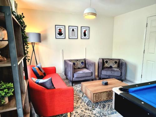 sala de estar con 2 sillas y mesa de billar en Large House with Free Parking and Long Stay Offers, en Leicester