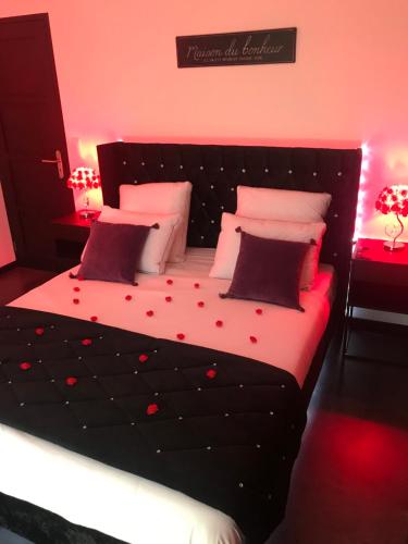 Un dormitorio con una cama con lunares rojos. en LA ROMANTIQUE SPA, en Saint-Avertin