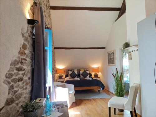 une chambre avec un lit et un salon dans l'établissement Le Parc des 4 Saisons, à Corrèze