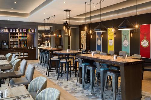 a restaurant with tables and chairs and a bar at Premier Inn Hamburg City Zentrum in Hamburg