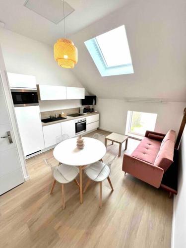 un salon avec une table et un canapé dans l'établissement La suite Grand Cru et BDSM 3 minutes de Beaune, à Beaune