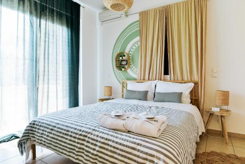Un pat sau paturi într-o cameră la Oliva Holiday Homes
