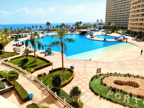 an overhead view of a large swimming pool in a resort at شاليه تامر عمر في ابراج بورتو السخنة للعائلات فقط Tamer Omar's Chalet in Porto Elsokhna Towers only Family in Ain Sokhna