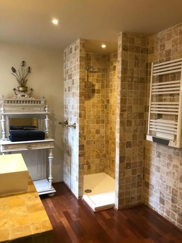 La salle de bains est pourvue d'une douche à l'italienne et d'une cheminée. dans l'établissement Le Chai de Marguerite, à Peyriac-Minervois
