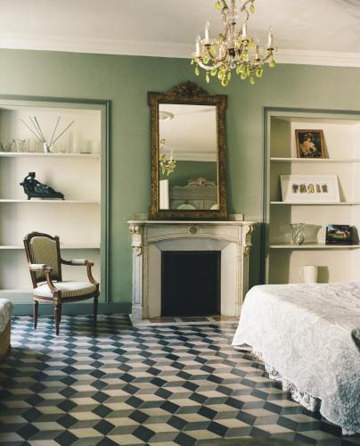 - une chambre avec une cheminée, un lit et un miroir dans l'établissement Le Chai de Marguerite, à Peyriac-Minervois