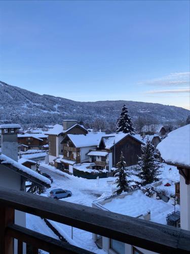 - une vue sur la ville dans la neige dans l'établissement Duplex au centre de SAMOENS - 6 couchages, à Samoëns