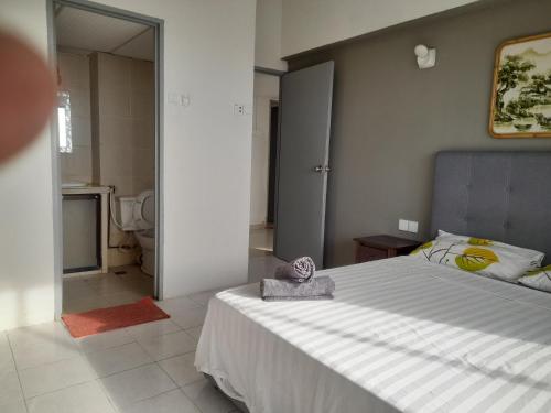 um quarto com uma cama grande e uma casa de banho em AGODA C VIEW @ Sri Sayang Beach Resort em Batu Ferringhi