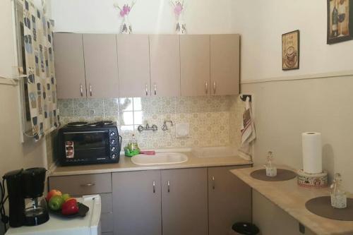 a small kitchen with a sink and a microwave at Serres citycenter.Free parking place in 100m in Serres