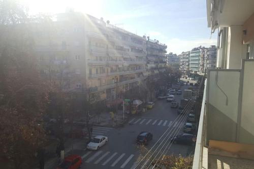 een uitzicht op een straat met auto's en gebouwen bij Serres citycenter.Free parking place in 100m in Serres