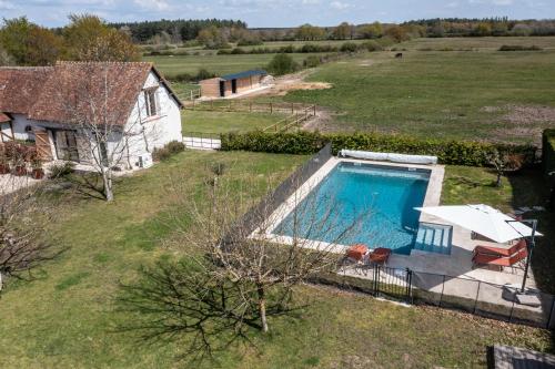vista aerea su una casa e una piscina di Charmantes Maisons avec spas privatifs au calme Idéal weekend à 2 en famille ou entres amis a Méry-sur-Cher