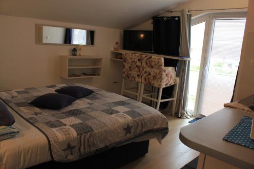 Posteľ alebo postele v izbe v ubytovaní Charlie Apartments