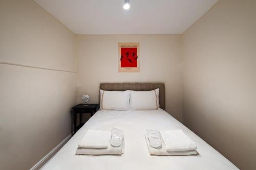 um quarto com uma cama com duas toalhas brancas em Charming Bright Modern Design 1bd Home #282 em Istambul