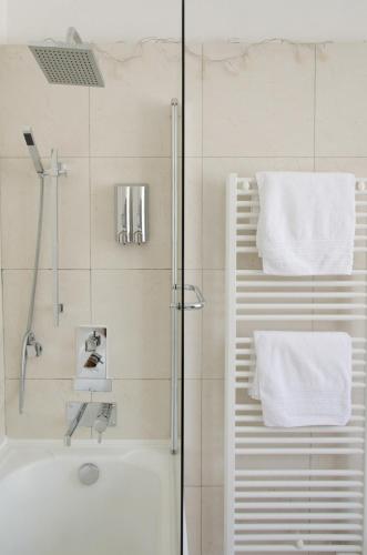 une salle de bain avec une douche, une baignoire et un lavabo dans l'établissement Résidence étoile, à Saint-Yrieix-la-Perche