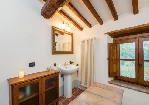 un baño con lavabo y espejo en Villa Mille Desideri, en Anghiari