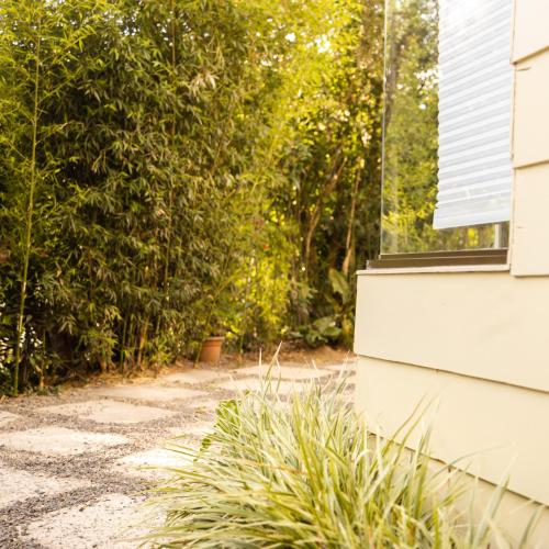 Taman di luar Gamaí Monteverde Tiny House