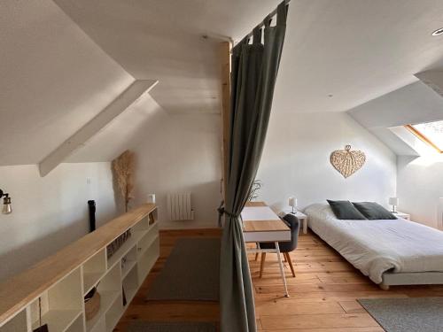 Dormitorio en el ático con cama y escritorio en Le ker Maclow, en Saint-Malo