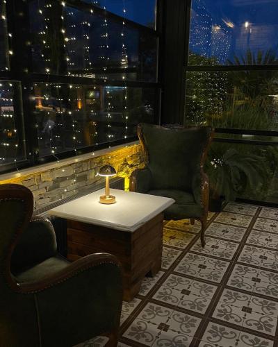 Area soggiorno di 8 Rooms Hotel