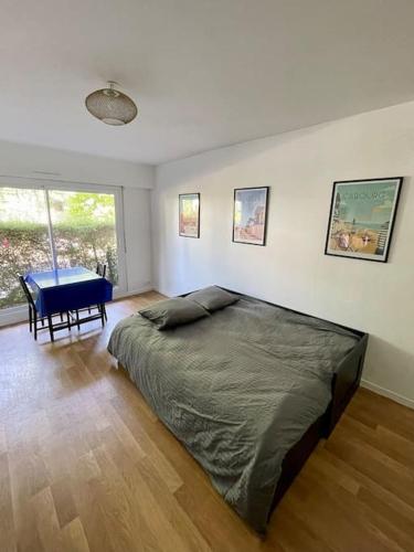 une chambre avec un lit et une table dedans dans l'établissement Studio Le Pied à Mer, à Houlgate