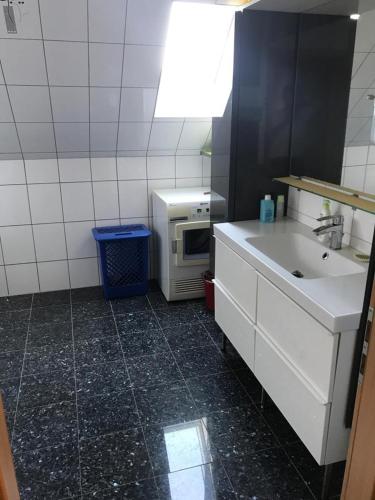 A bathroom at 1 WG Zimmer Bruchsal/Bahnhof
