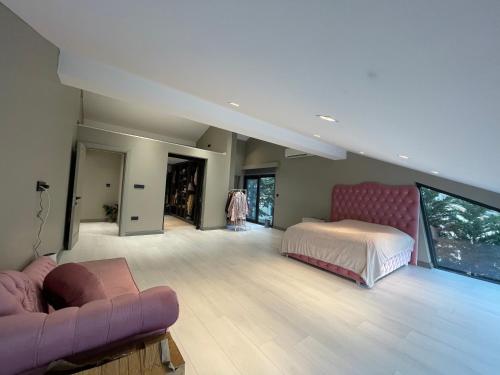 Großes Zimmer mit einem Bett und einem Sofa in der Unterkunft 6BR SEA SALT POOL PRİVATE VİLLA in Sarıyer