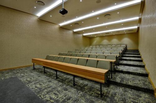 un auditorium vide avec une rangée de chaises et d'escaliers dans l'établissement Modern 1BR APT Near Sandton City No Loadshedding, à Johannesbourg