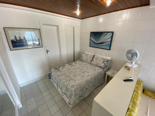 Dormitorio pequeño con cama y mesa en Apart Flat Farol da Barra, en Salvador