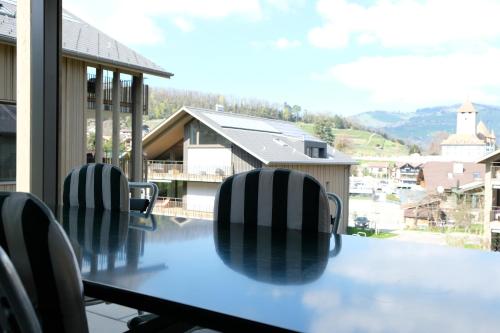 uma mesa com cadeiras numa varanda com vista em Schlossblick em Spiez