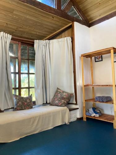 a bedroom with a bunk bed and a window at Pousada Mar dos Algodões - Praia de Algodões in Praia dos Algodões