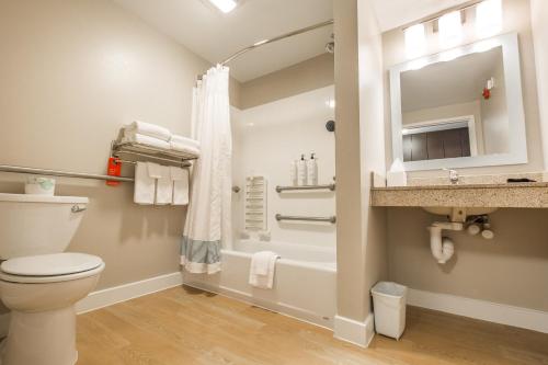 Bathroom sa TownePlace Suites by Marriott Gilford
