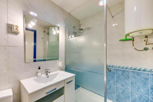 een badkamer met een wastafel en een douche bij HomeForGuest Bright studio in La Carihuela near the beach in Torremolinos